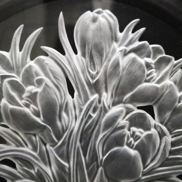 Hoya Crystal Etched Plate Flower of The Month February Crocus Signed T Yamamoto - Picture 3 of 5